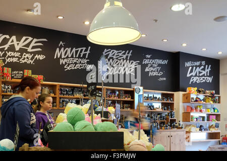 Un display a colori di profumati puzzolenti saponi e bagno bombe nel lussureggiante store shop, Liverpool, Merseyside, Regno Unito. Foto Stock