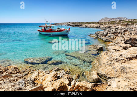 Una barca da pesca vicino a Diakofti in Karpathos, Grecia