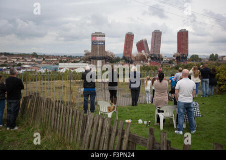 Glasgow, Regno Unito. Undicesimo oct, 2015. La demolizione dei mitici Red Road appartamenti, nell'East End di Glasgow, Scozia, Domenica, 11 ottobre 2015. Credito: jeremy sutton-hibbert/Alamy Live News Foto Stock