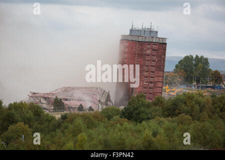 Glasgow, Regno Unito. Undicesimo oct, 2015. La demolizione dei mitici Red Road appartamenti, nell'East End di Glasgow, Scozia, Domenica, 11 ottobre 2015. Credito: jeremy sutton-hibbert/Alamy Live News Foto Stock