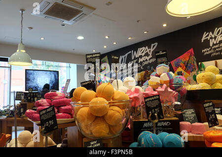 Un display a colori di profumati puzzolenti saponi e bagno bombe nel lussureggiante store shop, Liverpool, Merseyside, Regno Unito. Foto Stock