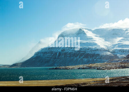 Montagna Innevata del paesaggio in Islanda, inverno Foto Stock
