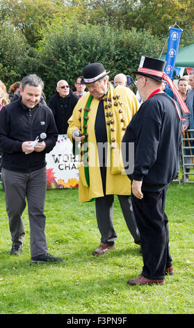 Southwick, Northamptonshire. Mondiale 2015 Campionato Conker, domenica 11 ottobre, con la celebrazione del cinquantesimo anno dato che il concorso era stato istituito, con concorrenti provenienti da lontano come USA, Canada, America del Sud, Australia ed Europa Davide re Jakins Conker )rivestimento giallo) la conversazione con il Maestro delle Cerimonie per il 2015 è Mike Sewell da BBC Five Live (sulla sinistra) e Chief Umpire (sulla destra) Credito: Keith J Smith./Alamy Live News Foto Stock