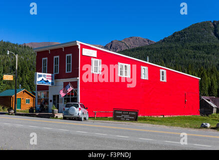 Vista esterna del rosso brillante metallo pressato schierandosi su Cooke City General Store; Cooke City; Montana; USA Foto Stock