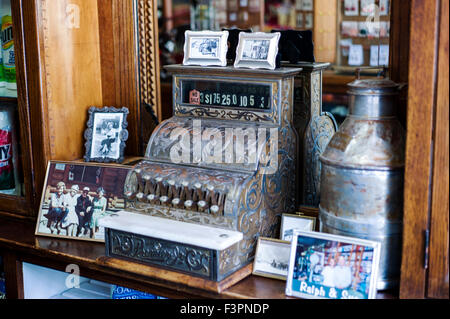 Antico registro di cassa; Cooke City General Store; Cooke City; Montana; USA Foto Stock
