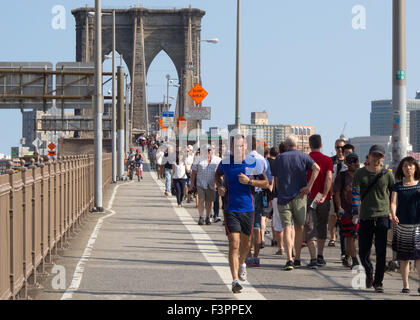 La gente sul ponte di Brooklyn, Manhattan, New York, New York, STATI UNITI D'AMERICA, Foto Stock