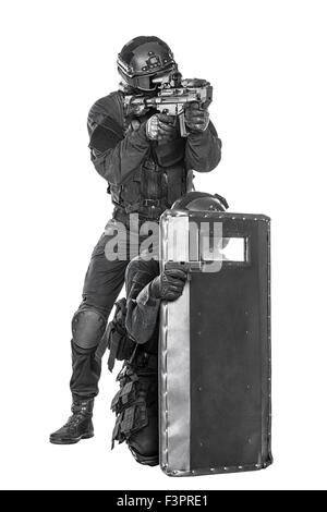 Spec Ops funzionario di polizia SWAT con protezione balistica studio shot Foto Stock