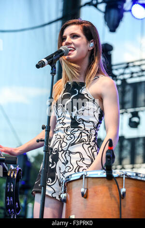 Music Artista ECHOSMITH esegue presso il Red Hat anfiteatro nella Carolina del Nord. Echosmith è un americano di indie pop band formata nel febbraio 2009 in Chino, California. La band è composta da quattro fratelli: Graham, Sydney, Noè, e Jamie Sierota. Echosmith firmato al Warner Bros Record nel maggio 2012. Essi sono più noti per la loro canzone "Cool Kids", che ha raggiunto il numero 13 sul tabellone per le affissioni 100 caldi ed è stato certificato doppio platino dalla RIAA con oltre 1.200.000 di vendite negli Stati Uniti e doppio platino anche da aria in Australia. Foto Stock