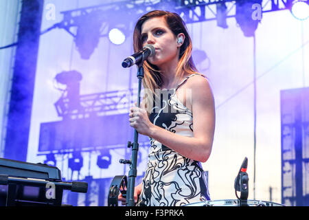 Music Artista ECHOSMITH esegue presso il Red Hat anfiteatro nella Carolina del Nord. Echosmith è un americano di indie pop band formata nel febbraio 2009 in Chino, California. La band è composta da quattro fratelli: Graham, Sydney, Noè, e Jamie Sierota. Echosmith firmato al Warner Bros Record nel maggio 2012. Essi sono più noti per la loro canzone "Cool Kids", che ha raggiunto il numero 13 sul tabellone per le affissioni 100 caldi ed è stato certificato doppio platino dalla RIAA con oltre 1.200.000 di vendite negli Stati Uniti e doppio platino anche da aria in Australia. Foto Stock