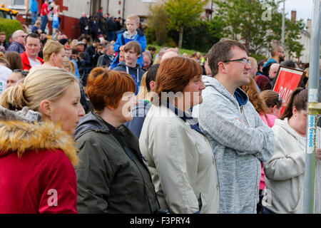 Glasgow, Regno Unito. Undicesimo oct, 2015. A 3.15pm Domenica 11 ottobre rosso su strada appartamenti, Glasgow furono portati giù dalle esplosioni controllate. Circa 2500 residenti locali sono state evacuate dalle case circostanti come misura di sicurezza durante i lavori di demolizione. Dopo le esplosioni era evidente che solo 4 dei blocchi di alloggiamento era completamente collassato e 2 rimasti parzialmente demolita. È previsto che le due torri demolite convenzionalmente su lunedì 12 ottobre. Si stima che più di diecimila spettatori hanno seguito la demolizione. Credito: Findlay/Alamy Live News Foto Stock