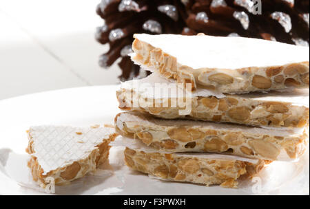 Tradizionale dolce di Natale in Spagna chiamata turron ed è fatta di mandorle, miele e uova Foto Stock