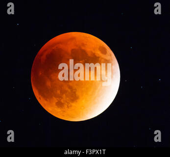 Rare Eclissi lunare totale di un Super Luna Piena su montagne rocciose, Salida, Colorado, STATI UNITI D'AMERICA Foto Stock