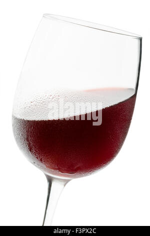 Bicchiere di vino rosso isolato su uno sfondo bianco. Foto Stock