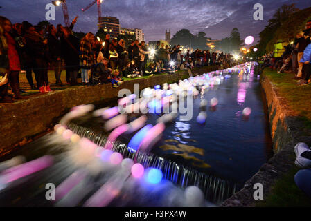 Bournemouth Dorset, Regno Unito - 11 ottobre 2015. Creatmosphere - Un fiume di luce a Bournemouth Lower Gardens, Bournemouth Dorset, Regno Unito. La manifestazione fa parte del Bournemouth Arts da mare Festival. Gli oggetti fluttuanti sono stati creati durante il giorno e sono state lanciate sul fiume Bourne a 7pm, che ha illuminato il fiume come hanno fatto galleggiare verso il basso flusso di fronte a centinaia di spettatori schierati lungo la riva del fiume - Picture: Graham Hunt/Alamy Live News Foto Stock