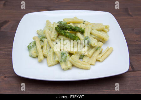 Pasta con crema di asparagi sul tavolo di legno Foto Stock