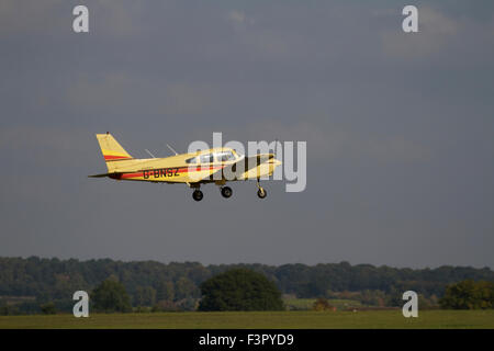 Propulsori singolo aeromobile leggero poco dopo il decollo da Wolverhampton Halfpenny Green Airport. Regno Unito Foto Stock