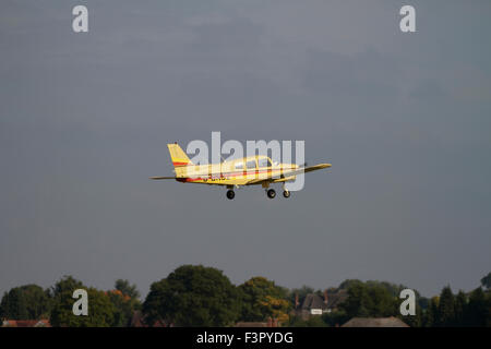 Propulsori singolo aeromobile leggero poco dopo il decollo da Wolverhampton Halfpenny Green Airport. Regno Unito Foto Stock