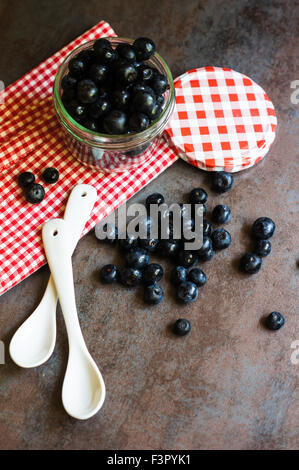 Mirtilli freschi in stile vintage bocce Foto Stock