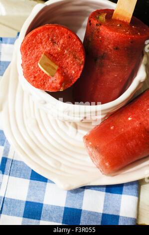 In casa popsicles con cocomero e calce Foto Stock