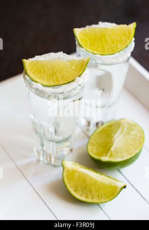 Tequila shot con calce . Messa a fuoco selettiva Foto Stock