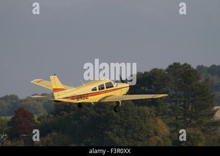 Luce propulsori singolo aeromobile appena dopo il decollo da Wolverhampton Halfpenny Green Airport.UK Foto Stock