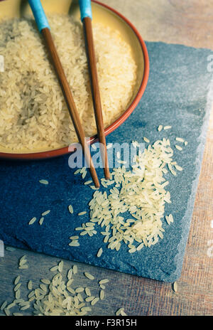 Riso selvatico in vaso in ceramica su sfondo di legno Foto Stock