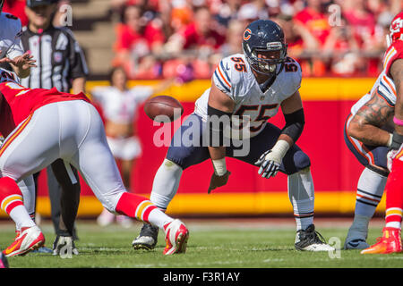 Kansas City, Missouri, Stati Uniti d'America. Undicesimo oct, 2015. Chicago Bears C #55 Hroniss Grasu in azione durante i regolari NFL partita di calcio tra i Kansas City Chiefs e Chicago Bears di Arrowhead Stadium di Kansas City, Missouri.Ke Lu/CSM Credito: Cal Sport Media/Alamy Live News Foto Stock