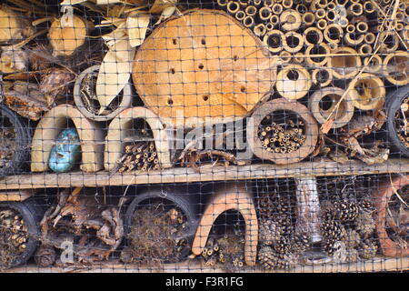 Un bug hotel in una natura accogliente giardino in Sheffield, England Regno Unito Foto Stock