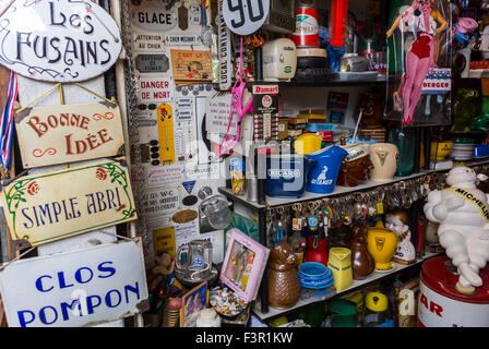 Parigi, Francia, negozio di interni nel mercato francese delle pulci, "les Puces de Paris Saint Ouen", porte de Clignancourt, antiquariato, mercato d'epoca, negozio di souvenir interni anni '1960 Foto Stock