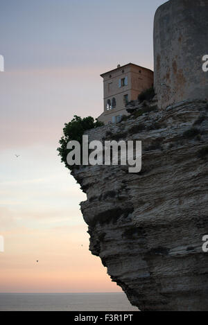 Una casa appeso sul mare al tramonto, Bonifacio, Corsica, Francia Foto Stock