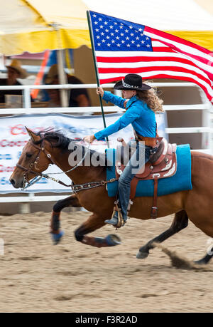 Poco incoronato Regina Rodeo a cavallo con la bandiera americana, Chaffee County Fair & Rodeo, Salida, Colorado, STATI UNITI D'AMERICA Foto Stock