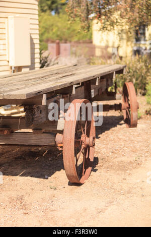 Vecchio arrugginito carro di legno su una fattoria in California Foto Stock
