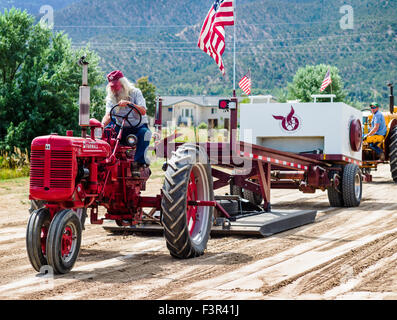 Il Rancher guidando il trattore di antiquariato, Antico trattore tirare Evento, Chaffee County Fair & Rodeo, Salida, Colorado, STATI UNITI D'AMERICA Foto Stock