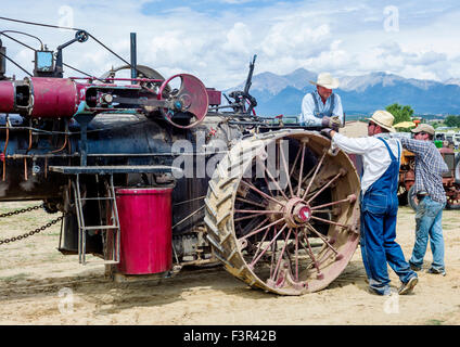 Il Rancher guida antico trattore a vapore, Chaffee County Fair & Rodeo, Salida, Colorado, STATI UNITI D'AMERICA Foto Stock