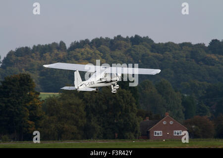 Propulsori singolo aeromobile leggero poco dopo il decollo da Wolverhampton Halfpenny Green Airport. Regno Unito Foto Stock