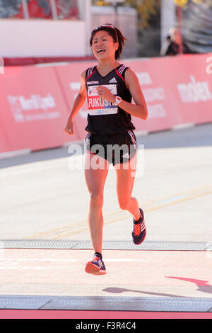 Kayoko Fukushi attraversa la linea di arrivo durante il 2015 Bank of America Maratona di Chicago il 11 ottobre 2015. Foto Stock