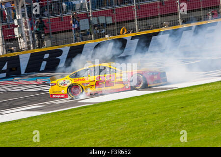 Concord, NC, Stati Uniti d'America. Undicesimo oct, 2015. Concord, NC - 11 OTT 2015: Joey Logano (22) celebra con un burnout dopo aver vinto la Bank of America 500 a Charlotte Motor Speedway in concordia, NC. Credito: csm/Alamy Live News Foto Stock