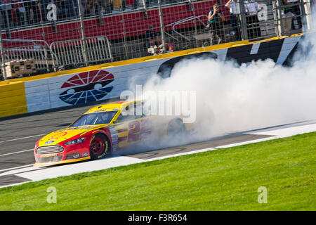 Concord, NC, Stati Uniti d'America. Undicesimo oct, 2015. Concord, NC - 11 OTT 2015: Joey Logano (22) celebra con un burnout dopo aver vinto la Bank of America 500 a Charlotte Motor Speedway in concordia, NC. Credito: csm/Alamy Live News Foto Stock