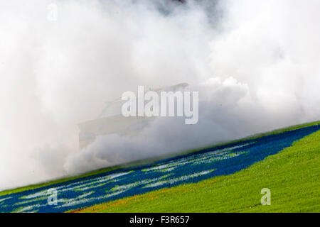Concord, NC, Stati Uniti d'America. Undicesimo oct, 2015. Concord, NC - 11 OTT 2015: Joey Logano (22) celebra con un burnout dopo aver vinto la Bank of America 500 a Charlotte Motor Speedway in concordia, NC. Credito: csm/Alamy Live News Foto Stock