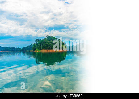 Cancella la riflessione del cloud e la piccola isola di sfondo Foto Stock