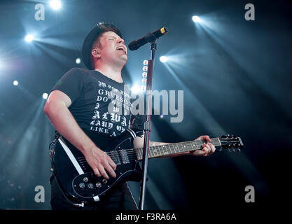 Jul 18, 2015 - Raleigh, North Carolina, Stati Uniti d'America - cantante/chitarrista Patrick Stump della band Fall Out Boy esegue vivere come loro 2015 Tour fa tappa a Walnut Creek anfiteatro situato in Raleigh. Copyright 2015 Jason Moore. © Jason Moore/ZUMA filo/Alamy Live News Foto Stock