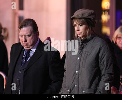 Timothy Spall e Alex Jones, riprese per la BBC per uno spettacolo al di fuori della BBC a Londra, Regno Unito 2014 Foto Stock