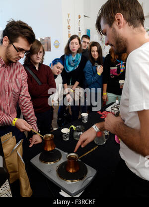 Praga, Repubblica Ceca. Undicesimo oct, 2015. Praga Coffee Festival di Praga Repubblica Ceca, Ottobre 11, 2015. Credito: Michal Krumphanzl/CTK foto/Alamy Live News Foto Stock