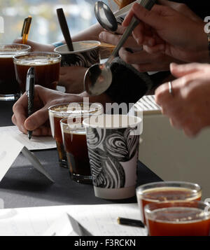 Praga, Repubblica Ceca. Undicesimo oct, 2015. Praga Coffee Festival di Praga Repubblica Ceca, Ottobre 11, 2015. Credito: Michal Krumphanzl/CTK foto/Alamy Live News Foto Stock