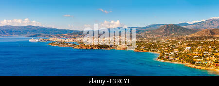 Agios Nikolaos e sulla baia di Mirabello Panorama. Agios Nikolaos è una pittoresca città della parte orientale dell'isola di Creta, Grecia Foto Stock