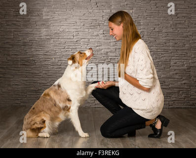 Giovane donna con Border Collie Foto Stock