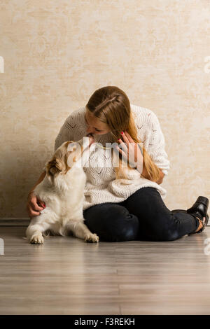 Giovane donna con Border Collie Foto Stock