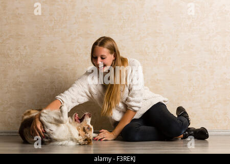 Giovane donna con Border Collie Foto Stock