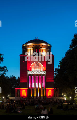 Il Planetario illuminato, Amburgo, Germania Foto Stock