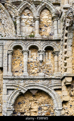 Decorativo arcate cieche sulle rovine della chiesa, Castle Acre Priory, Castle Acre, Norfolk, Inghilterra, Regno Unito Foto Stock